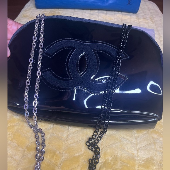 🕋▪️Authentic Chanel Black Leather Crossbody ▪️🕋 - Picture 2 of 6